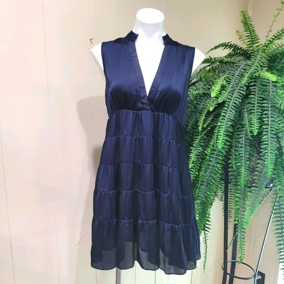 ​🛍️ Stunning Navy Blue V-Neck Tiered Mini Dress - Sleeveless & Flowy Vaca Vibes - Picture 2 of 12